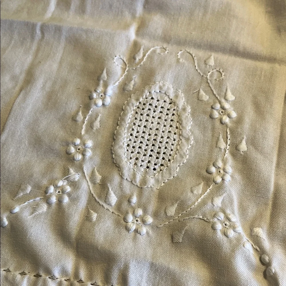 Elegant handmade White Lace Hand Towel NWOT